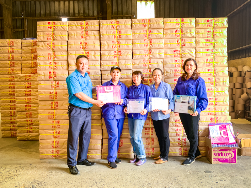 Công đoàn Công ty CP Cơ khí đóng tàu Thủy sản Việt Nam ( Fishipco) trao phần thưởng cho con CBCNV-NLĐ nhân dịp đầu năm học mới  2020-2021.